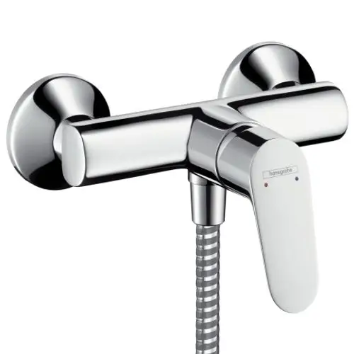 Chromfarbener Einhebel-Brausemischer mit einem weißen Bedienhebel und roten/blauen Markierungen für Warm- und Kaltwasser, aufputz montiert. Marke: Hansgrohe.
